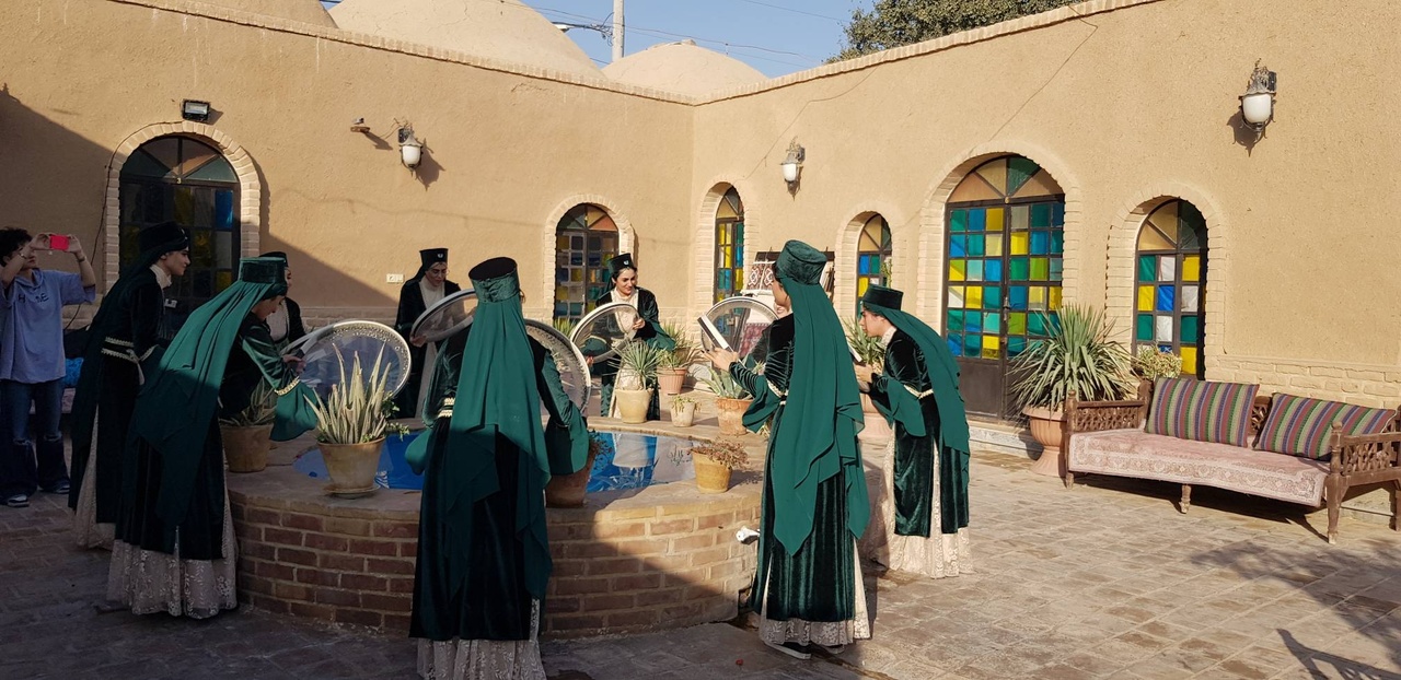 آیین سنتی «سربرون دار قالی» در عمارت آقا بزرگ روستای تاریخی حصارحسن‌بیگ برگزار شد