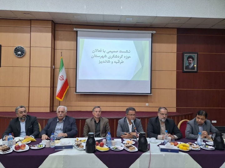 نشست فرماندار و دادستان طرقبه‌شاندیز با فعالان گردشگری برگزار شد