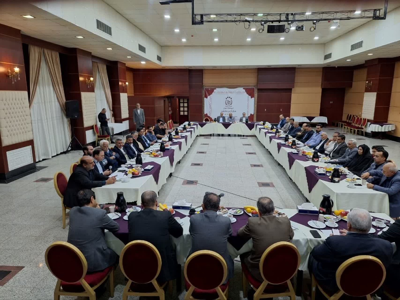 نشست فرماندار و دادستان طرقبه‌شاندیز با فعالان گردشگری برگزار شد