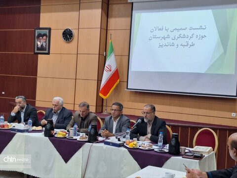 نشست صمیمی دادستان طرقبه شاندیر با فعالان  گردشگری شهرستان
