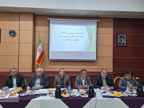 نشست صمیمی دادستان طرقبه شاندیر با فعالان  گردشگری شهرستان