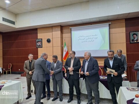 نشست صمیمی دادستان طرقبه شاندیر با فعالان  گردشگری شهرستان