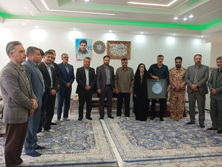 دیدار مسئولان شهرستان شازند با خانواده شهید احسان قدبیگی به مناسبت هفته فرهنگی شازند