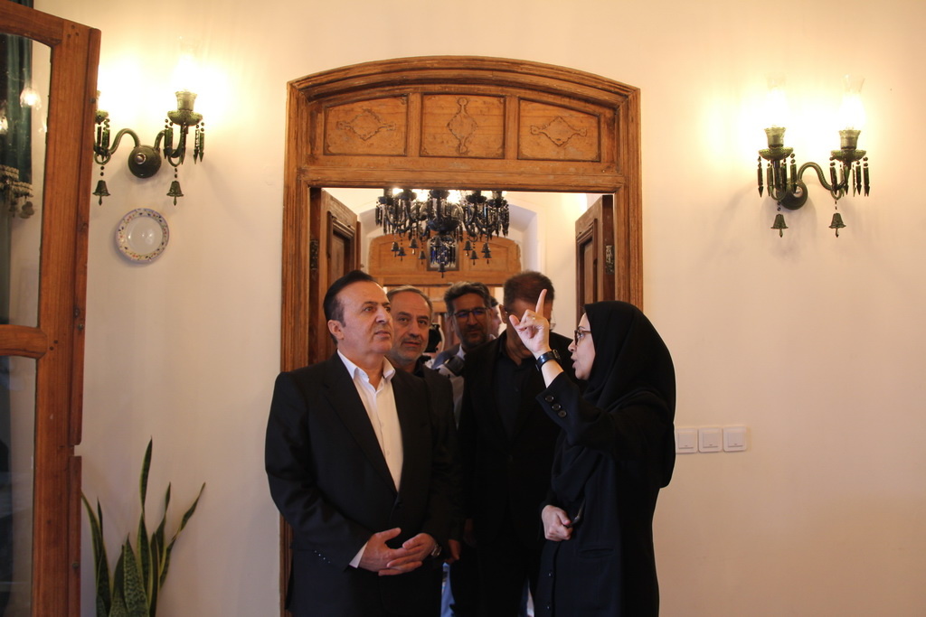 بازدید استاندار قزوین از روند مرمت گراند هتل و بهرهبرداری از خانه تاریخی آرازی در چهارشنبههای گردشگری 1 بازدید استاندار قزوین از روند مرمت گراند هتل و بهرهبرداری از خانه تاریخی آرازی در چهارشنبههای گردشگری