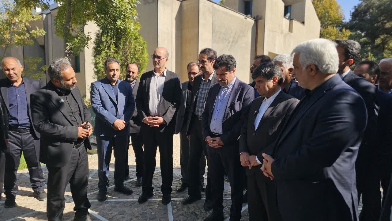 فردوسی نماد هویت ملی و حماسه است