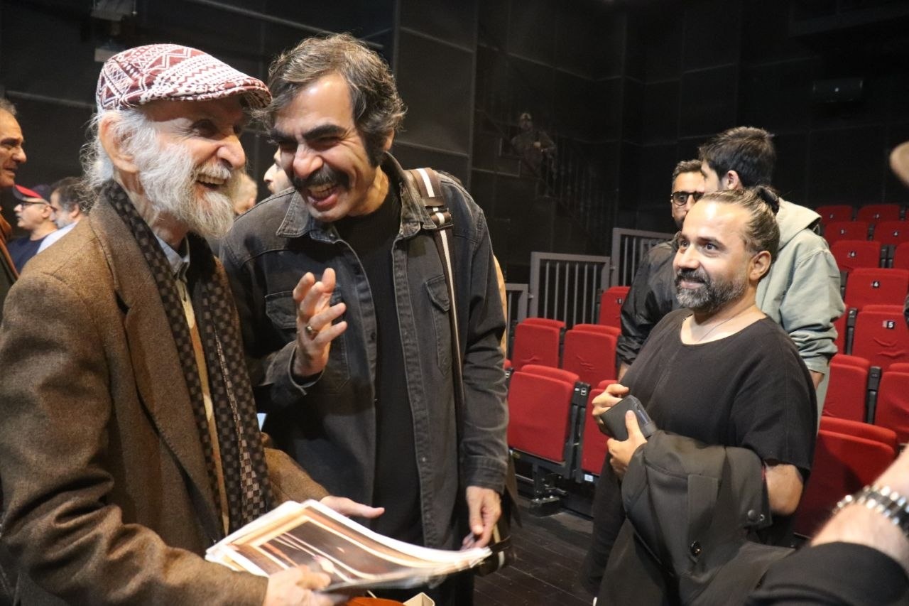 چرا کارگردانان حرفه‌ای تئاتر کم‌کار شده‌اند؟ از اقتصاد ناسالم و کمبود بودجه تا تئاتر بی‌مسئله و فقدان حمایت از گروه‌های مستقل