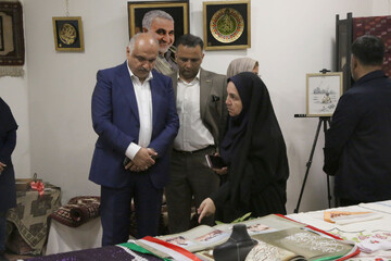 جلوه فرهنگ ایثار و شهادت در آثار هنرمندان صنایع‌دستی گلستان/ صنایع‌دستی می‌تواند زبانی ماندگار برای روایت فرهنگ ایثار و شهادت باشد