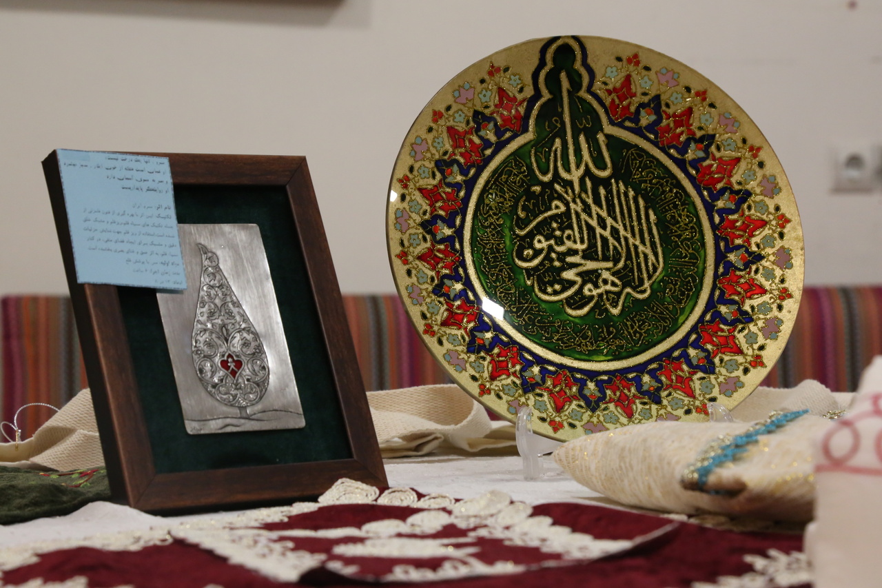 جلوه فرهنگ ایثار و شهادت در آثار هنرمندان صنایعدستی گلستان/ صنایعدستی میتواند زبانی ماندگار برای روایت فرهنگ ایثار و شهادت باشد