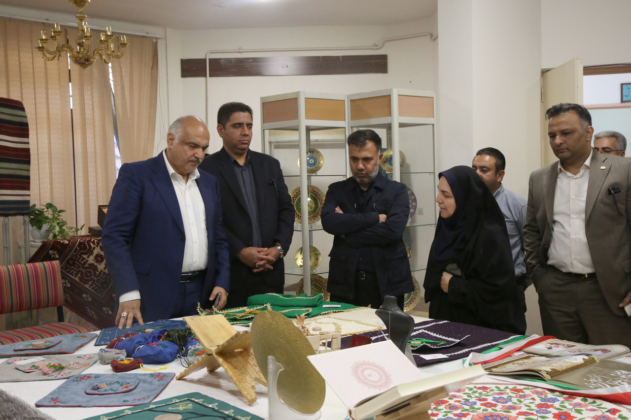 جلوه فرهنگ ایثار و شهادت در آثار هنرمندان صنایعدستی گلستان/ صنایعدستی میتواند زبانی ماندگار برای روایت فرهنگ ایثار و شهادت باشد