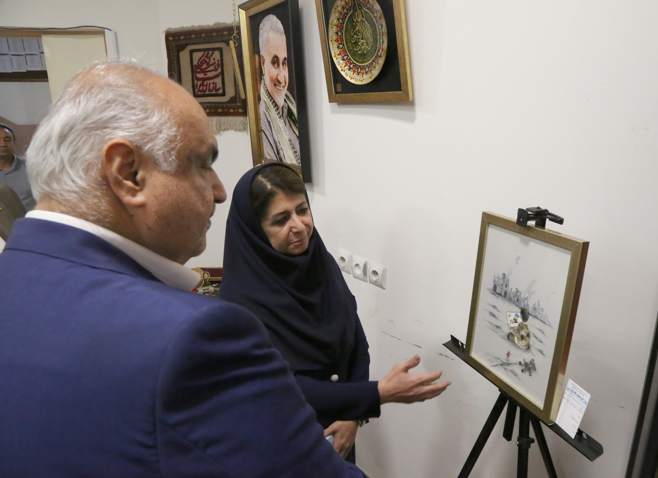 جلوه فرهنگ ایثار و شهادت در آثار هنرمندان صنایعدستی گلستان/ صنایعدستی میتواند زبانی ماندگار برای روایت فرهنگ ایثار و شهادت باشد