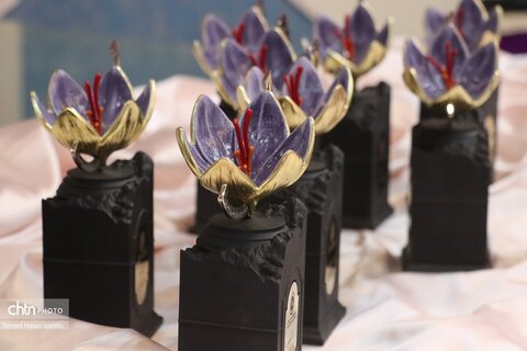 آیین رونمایی از گواهینامه ثبت جشنواره بین‌المللی روز ملی زعفران در تقویم رویدادهای گردشگری کشور که همزمان با همایش روز ملی زعفران برگزار شد