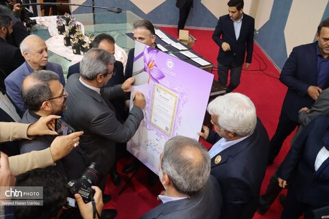 آیین رونمایی از گواهینامه ثبت جشنواره بین‌المللی روز ملی زعفران در تقویم رویدادهای گردشگری کشور که همزمان با همایش روز ملی زعفران برگزار شد