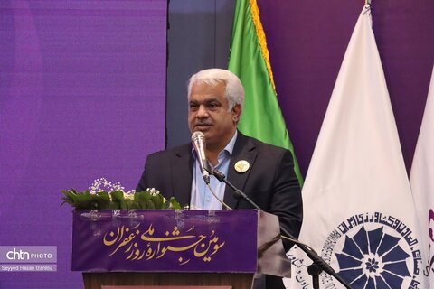 آیین رونمایی از گواهینامه ثبت جشنواره بین‌المللی روز ملی زعفران در تقویم رویدادهای گردشگری کشور که همزمان با همایش روز ملی زعفران برگزار شد