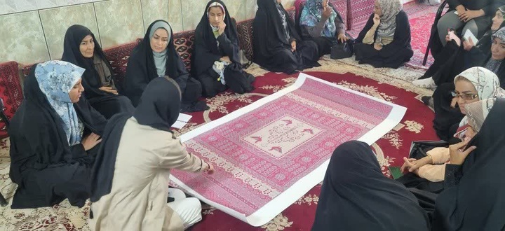 کارگاه آموزشی طراحی فرش با طرح اختصاصی باغ زرشک در روستای گردشگری افین برگزار شد