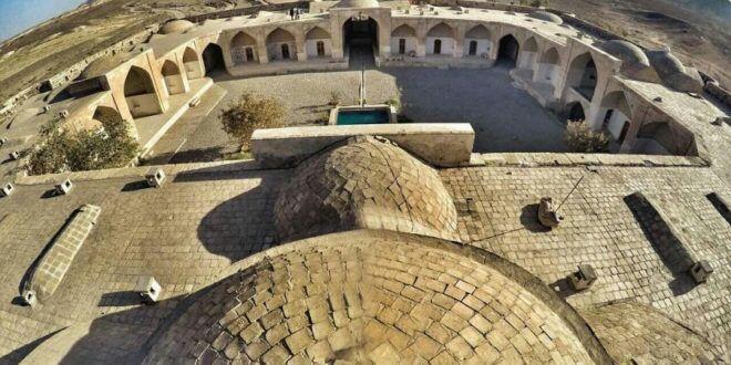 آغاز مرمت بخشی از سقف کاروانسرای شاه عباسی قصر بهرام گرمسار