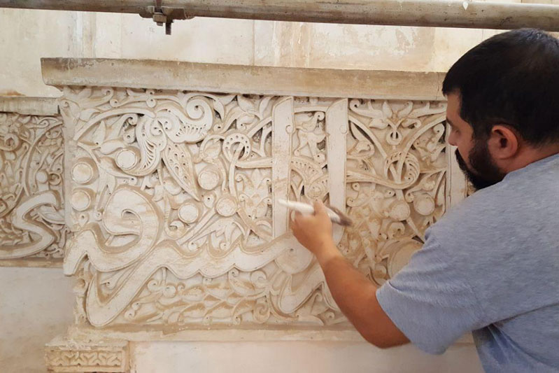 تزئینات داخلی بقعه شیخ عبدالصمد نطنزی مرمت شد