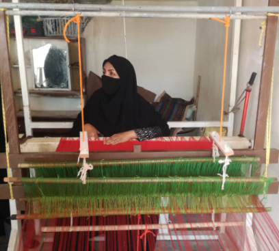 تولید پارچه‌های رنگی در روستای ملی عبابافی بحیری بوشهر