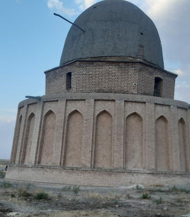شروع عملیات مرمت پشت بام امام‌زاده علی در شهرستان فراهان