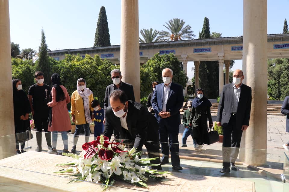 آرامگاه حافظ شیرازی گل‌باران شد