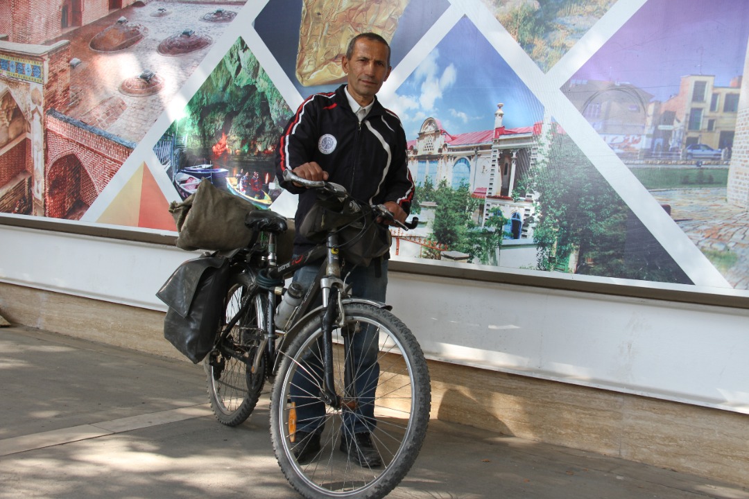 دوچرخه‌سوار آملی با پیام صلح و دوستی وارد آذربایجان ‌غربی شد