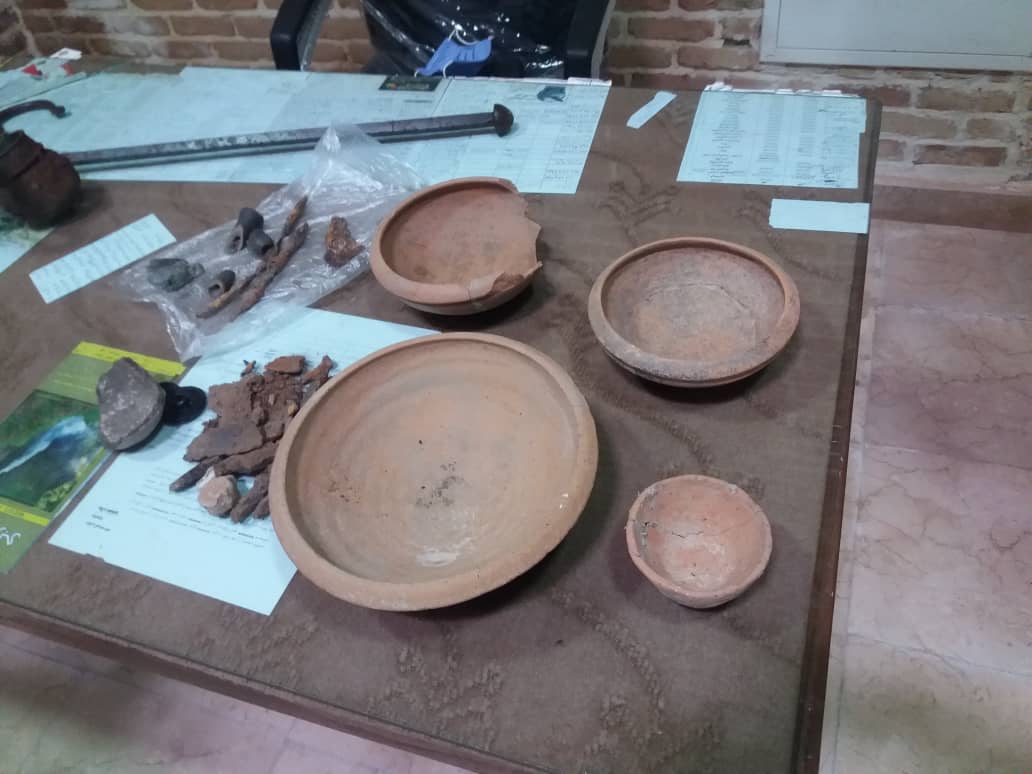 اهدای ظروف سفالی تاریخی به موزه سردشت