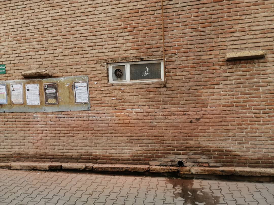 پاک‌سازی دیوارنوشته‌های مسجد جامع مهاباد