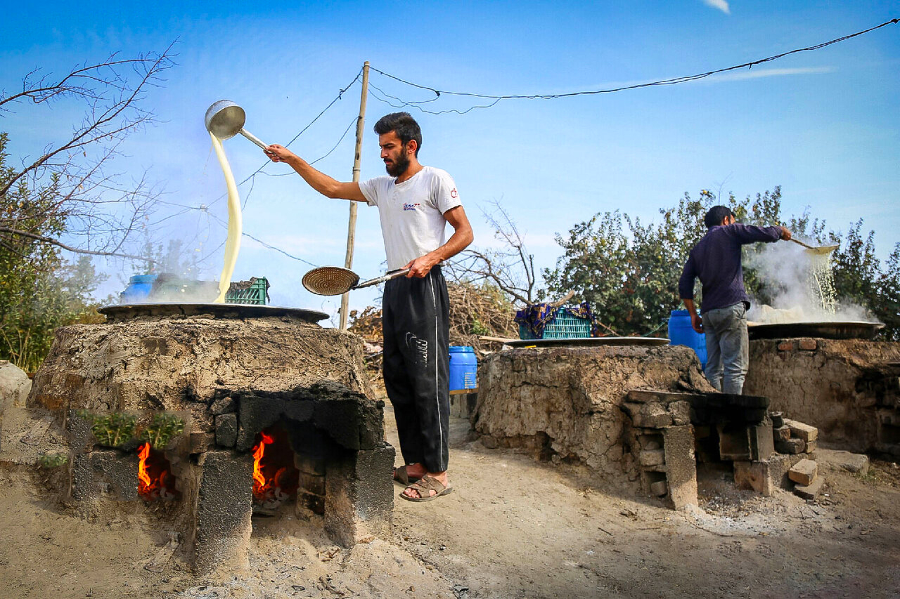 تهیه شیره انگور به روش سنتی در زنجان