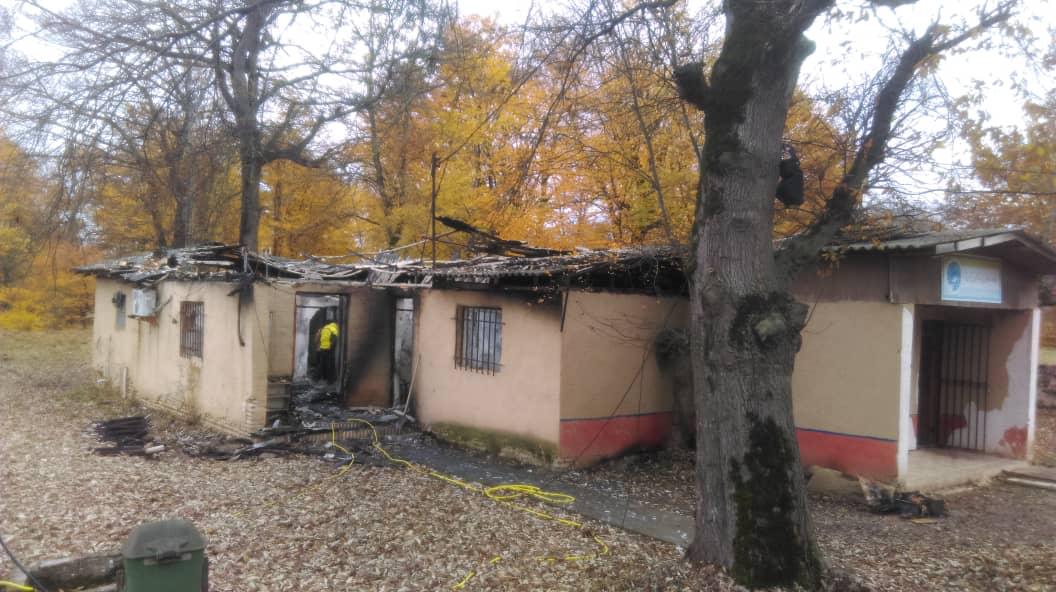 آتش‌سوزی به بخشی از ساختمان کارگاهی پایگاه میراث جهانی باغ عباس‌آباد آسیب رسانده است