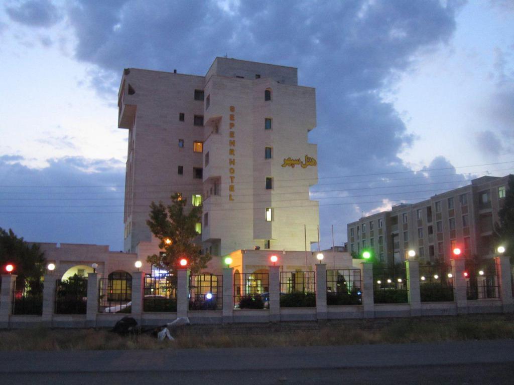 یک هتل در زنجان نقاهتگاه بیماران کرونایی استان شد