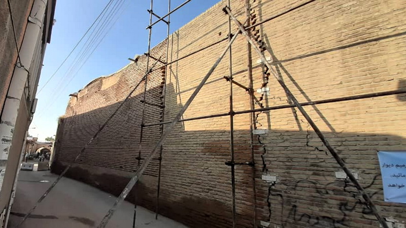 مرمت استحفاظی دیوار سرای تاریخی وزیر آغاز شد 