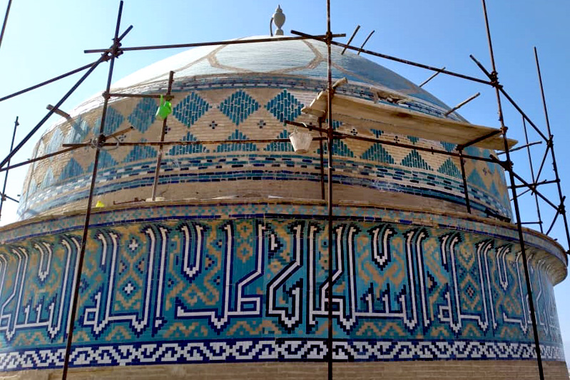 مرمت کاشی‌های گنبد مسجد امیرچخماق یزد