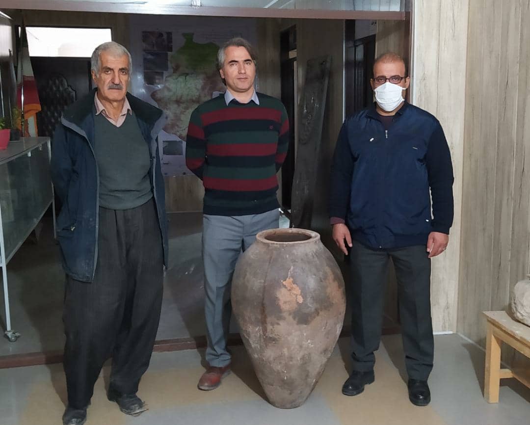 اهدای یک خمره بزرگ قدیمی به موزه مهاباد