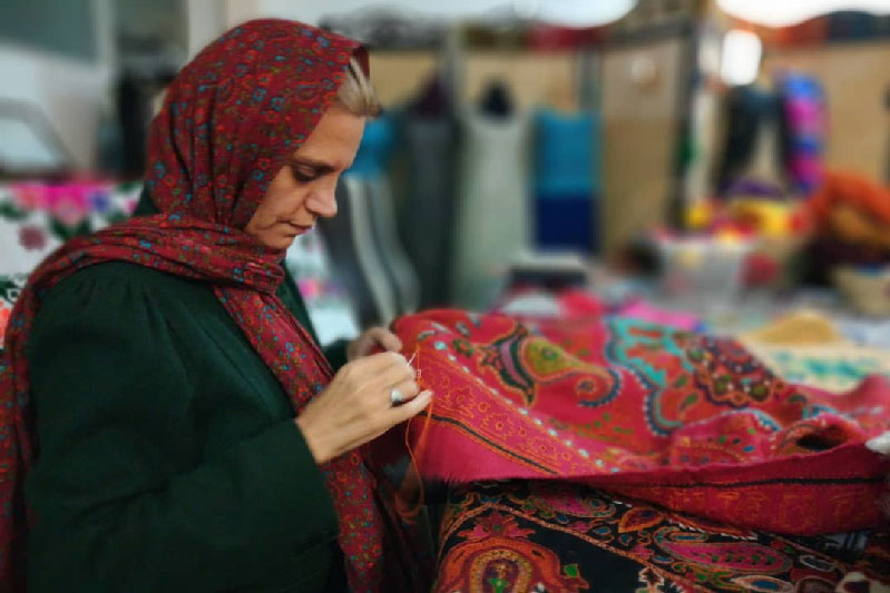 کسب رتبه کارآفرین برتر کشوری توسط هنرمند صنایع‌دستی لنجان