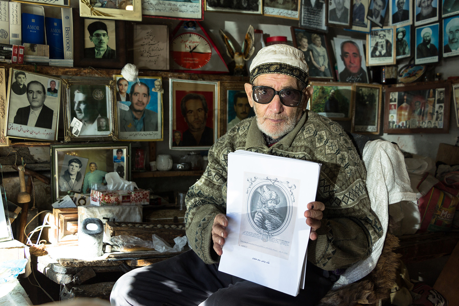 حکایت گردش ادوار در قاب تصویرهای مغازه پیرمرد خوش‌ذوق اردبیلی