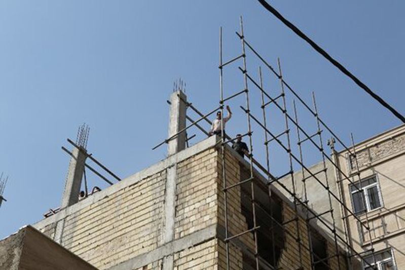 خانه‌ی غیرمجاز بناشده روی برج و باروی یزد تخریب می‌شود