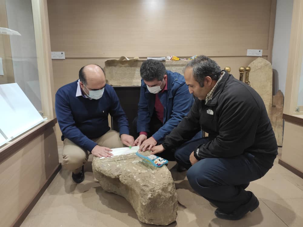 خوانش بازمانده یک سنگ قبر تاریخی در موزه رشت 