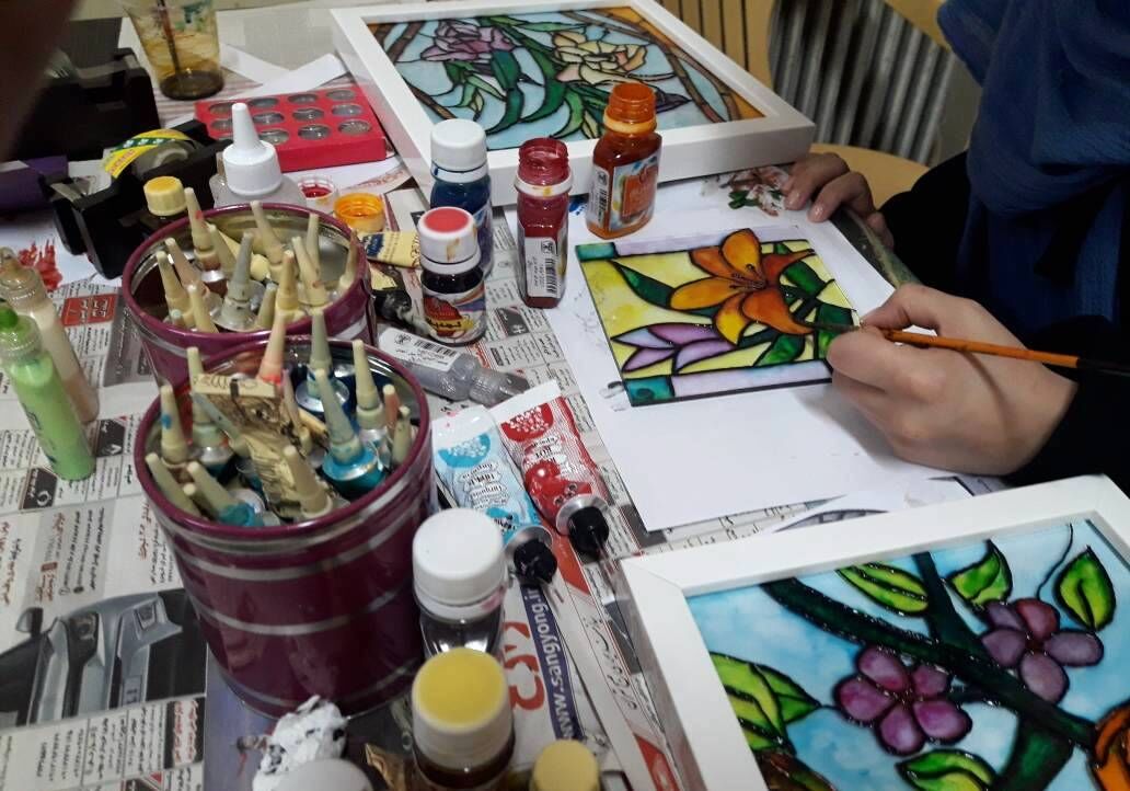 کارگاه آموزش مجازی نقاشی پشت شیشه در ایجرود برگزار می‌شود