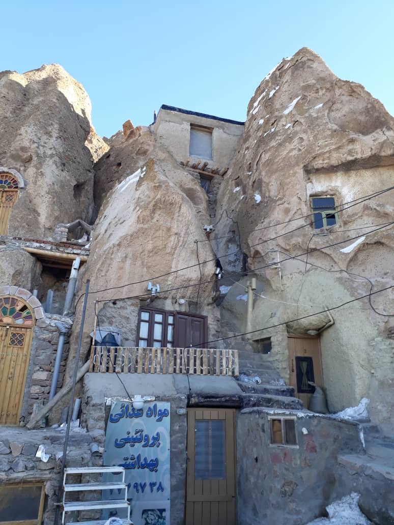 تعویض ۴۰ درب فلزی خانه‌های سنگی روستای ملی کندوان با درب چوبی 