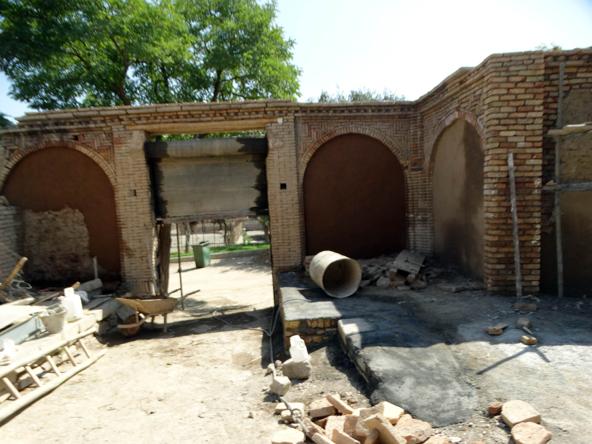 حفاظت اضطراری دیوار حیاط بنای تاریخی خانه جواهری در سنندج