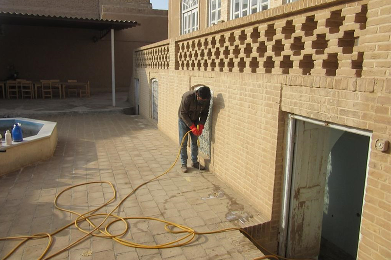 انجام عملیات موریانه‌زدایی بنایی در بافت تاریخی یزد