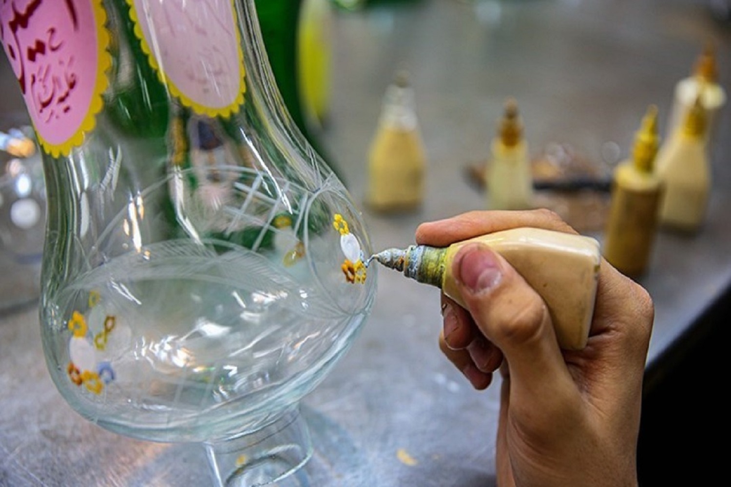 کارگاه آموزشی تکنیک‌های نقاشی ‌روی ‌‌شیشه در‌ ورامین برگزار می‌شود