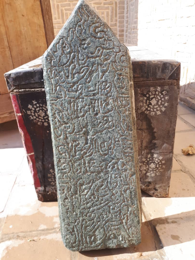 انتقال سنگ قبر صفوی روستای حسن‌آباد به موزه دامغان