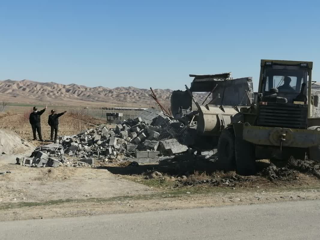 تخریب ساخت‌و‌سازهای غیرمجاز در محوطه تاریخی بندیان درگز