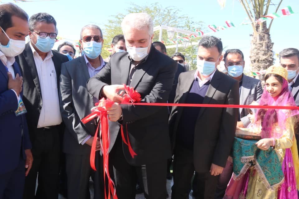 دکتر مونسان یک مرکز گردشگری ساحلی را در بوشهر افتتاح کرد