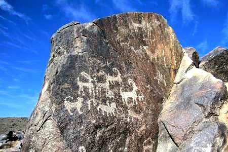 مطالعات باستانی‌شناسی و مستند‌سازی نقوش صخره‌ای و معادن قدیمی کمرمقبولا در خراسان رضوی انجام می‌شود