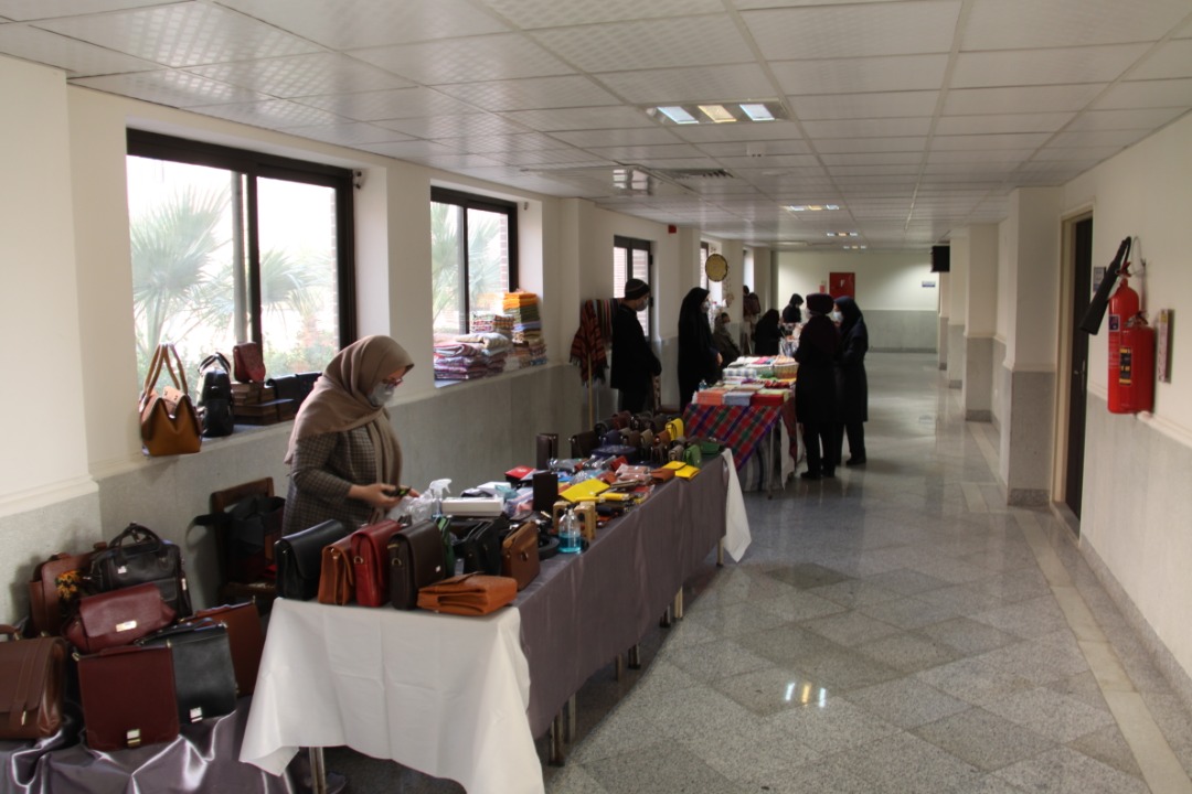 برپایی نمایشگاه صنایع‌دستی در دانشگاه علوم پزشکی سمنان 
