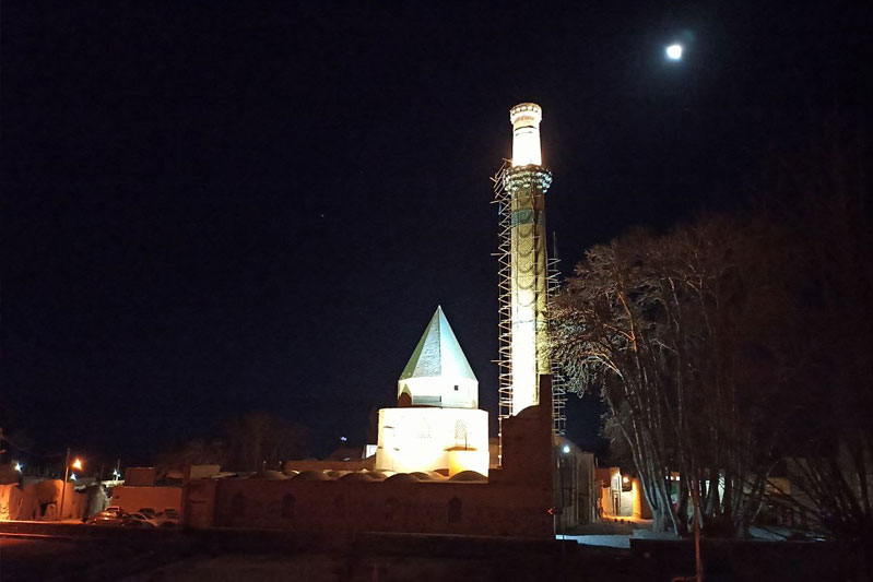 اتمام مراحل نورپردازی مسجد جامع و بقعه شیخ‌ عبدالصمد نطنزی در اصفهان