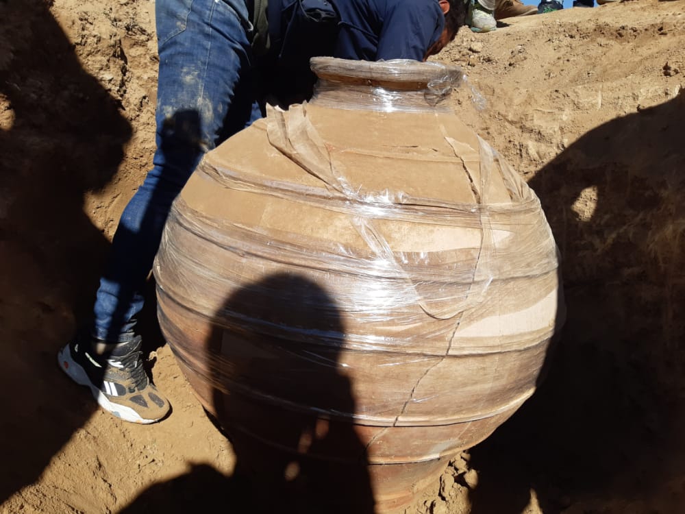 کشف یک کوزه تاریخی نگهداری مواد غذایی در شهرستان خرامه