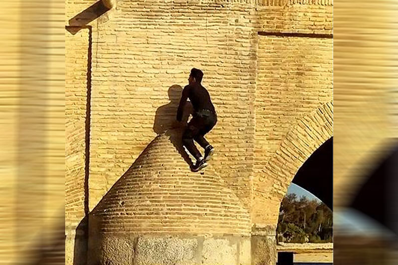 فیلم صعود جوان پارکورکار از بدنه سی‌وسه پل اصفهان متعلق به 4 سال قبل است