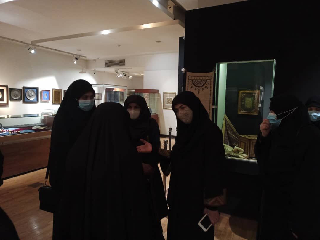بازدید تعدادی از فعالان زن عرب از نمایشگاه پنجمین جشنواره صنایع‌دستی فجر